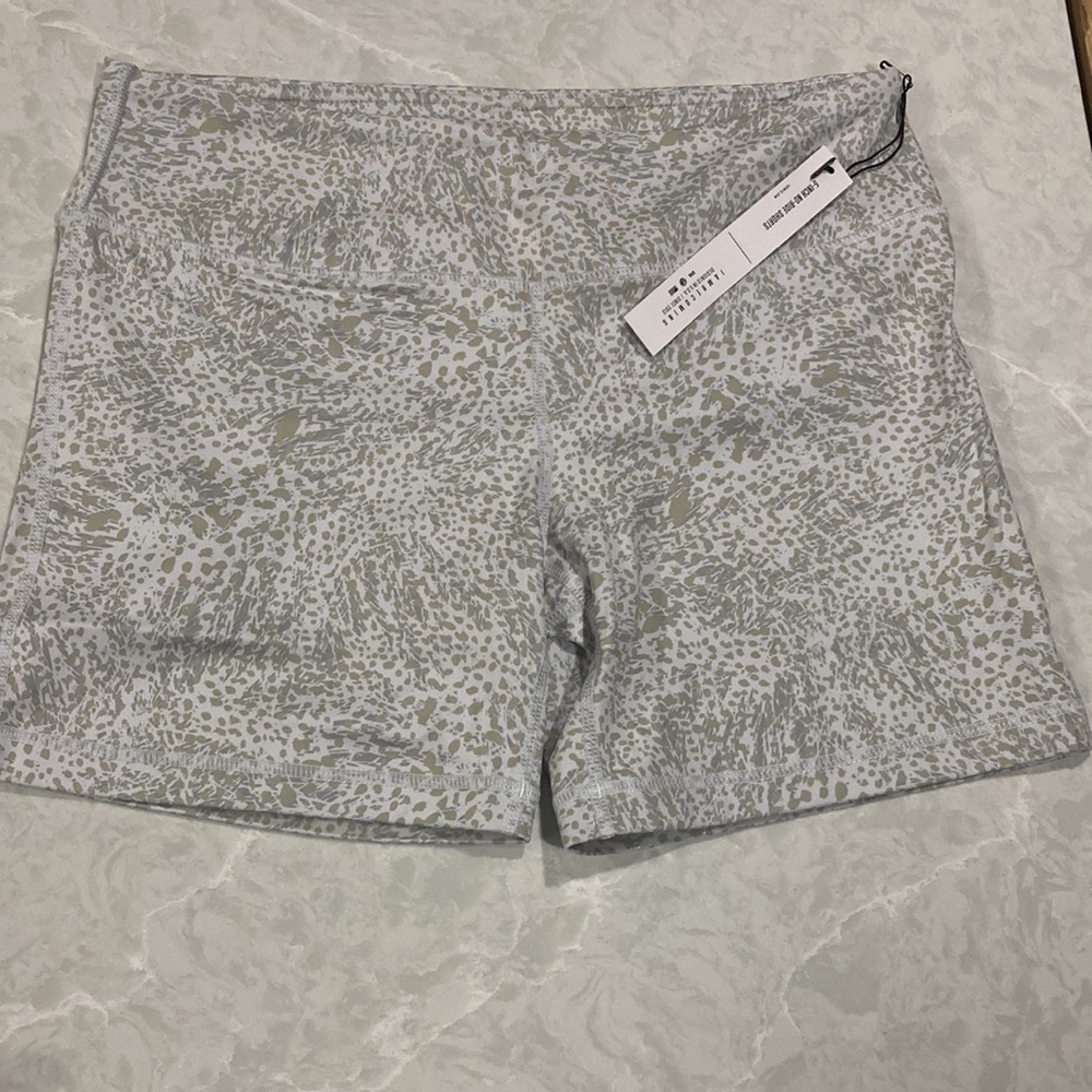 I Am Becoming - 5 in No Ride workout shorts
Medium
New with tags - Picture 5 of 11
